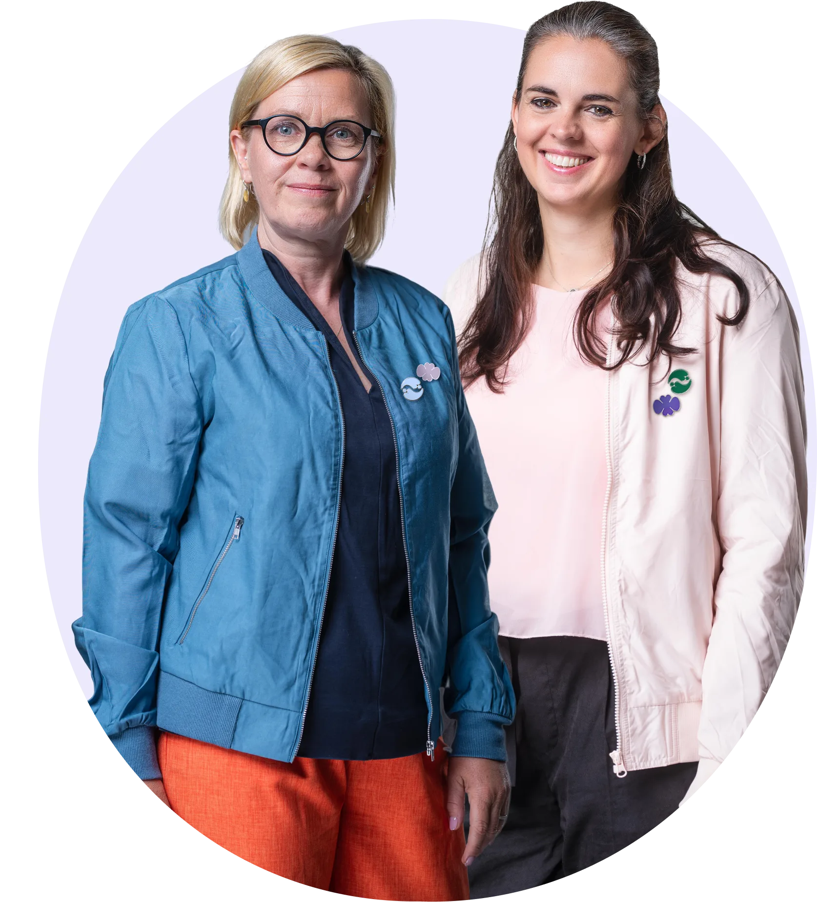 Liane Samassa-Fandrich, Geschäftsführerin von Balance, und Katja Younes, Einrichtungsleitung im Tuschkastentreff, stehen nebeneinander und lächeln.